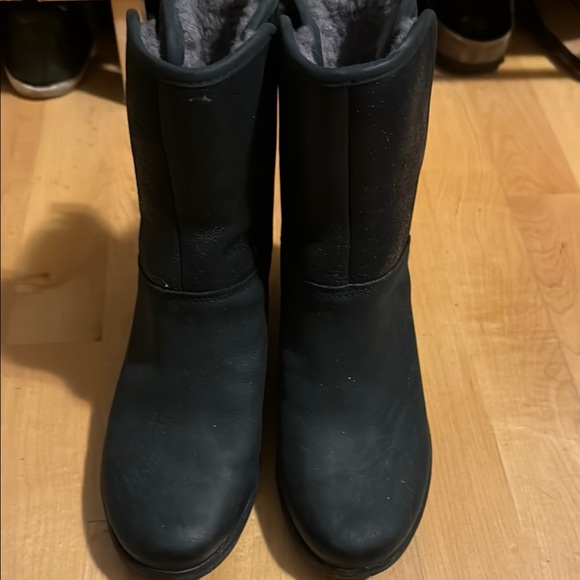 New in box Ugg Renatta shearling boots size 6 waterproof - Picture 9 of 12